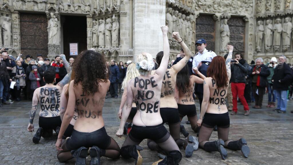 Өтіп бара жатқандардың көзінше секс (видео)